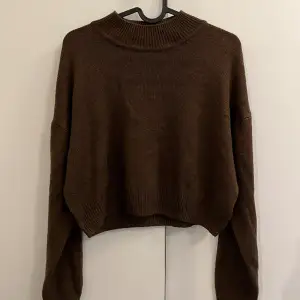 En brun croppad stickad tröja. Aldrig använt så lika bra att sälja. Den är mjuk och jätteskön i materialet 