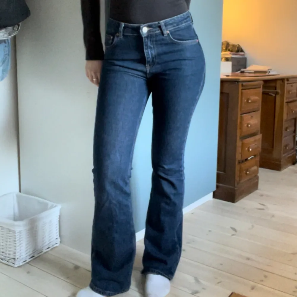 Detta är ett par supersnygga bootcut jeans jag köpte från Gina tricot men har endast använt ett fåtal gånger därför blev det nu dags för utrensning😔. Grym passform och tjockt lyxigt jeansmaterial. Jag är 171 cm låg och de är i storleken 36!💕 . Jeans & Byxor.