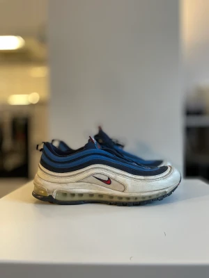 Nike Air Max 97 - Har råkat skava emot något blått på ena. US 10,5