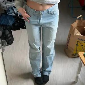 Säljer nu mina lowwaist baggy jeans från hm, de är använda några gånger men inga synliga defekter!