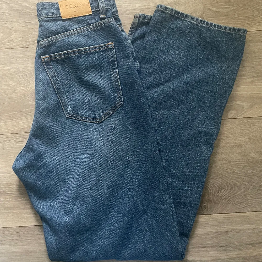 Raka jeans! Säljer då de ej kommer till användning. Passar perfekt på mig som är 163. Jeans & Byxor.