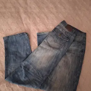 Baggy vintage jeans med graphic pockets  St: M/L Fråga om mått :D Pris kan diskuteras 
