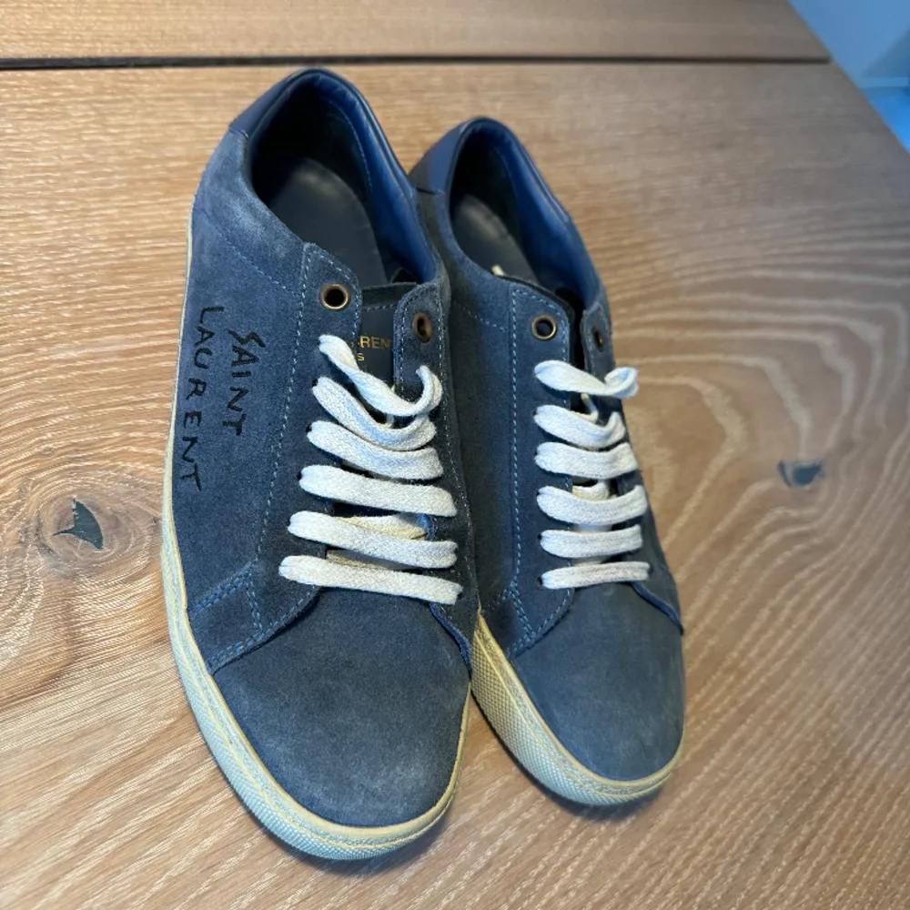Säljer nu dem här eftertraktade och snygga saint Laurent skorna i perfekt skick För frågor eller funderingar är det bara att höra av sig Storlek 38,5. Skor.