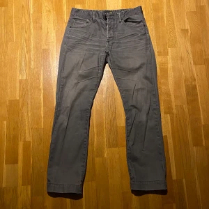 Jeans - Grå jeans i bra men använt skick. 