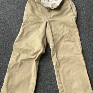Dickies chinos - W28/L30, välanvända, köparen står för frakt och kan samfrakta😌