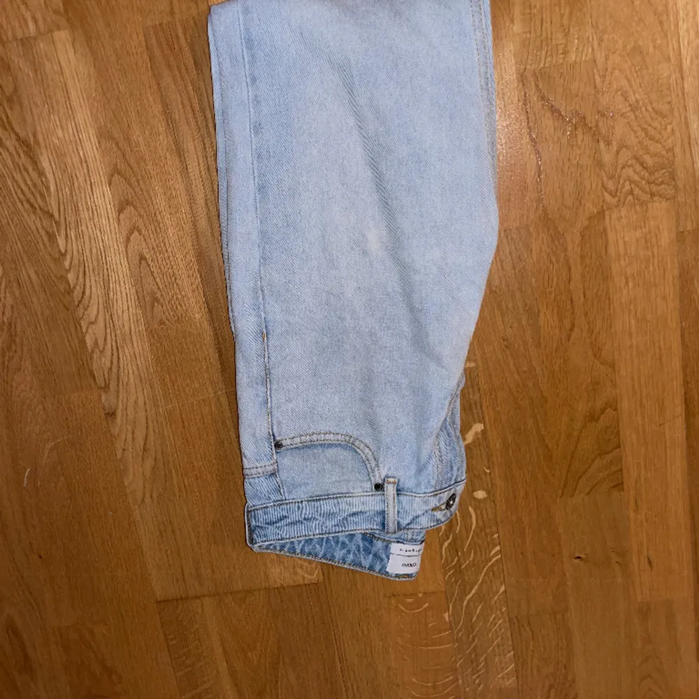 Hej. Säljer ett par ljus blåa grunt jeans i storlek 27/30 . Jeans & Byxor.