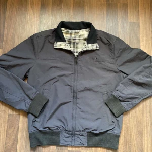 Mörkblå Woolrich Jacka - En Mörkblå Woolrich jacka i riktigt bra skick som är mer än bekväm och perfekt nu när våren är bakom hörnet. Storlek: S, Nypris: 1399kr, Vårt pris:799 kr💫