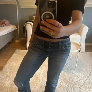Esprit jeans - Lågmidjade jeans från esprit! Har köpt de på Sellpy så vet inte orginalpris. Väldigt snygga och har endast använt några gånger💗