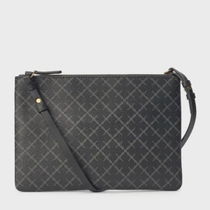 By malene birger väska  - Handväska/kuvertväska perfekt till balen eller bara till vardags! Helt ny i skicket och endast använd ett fåtal ggr🤍