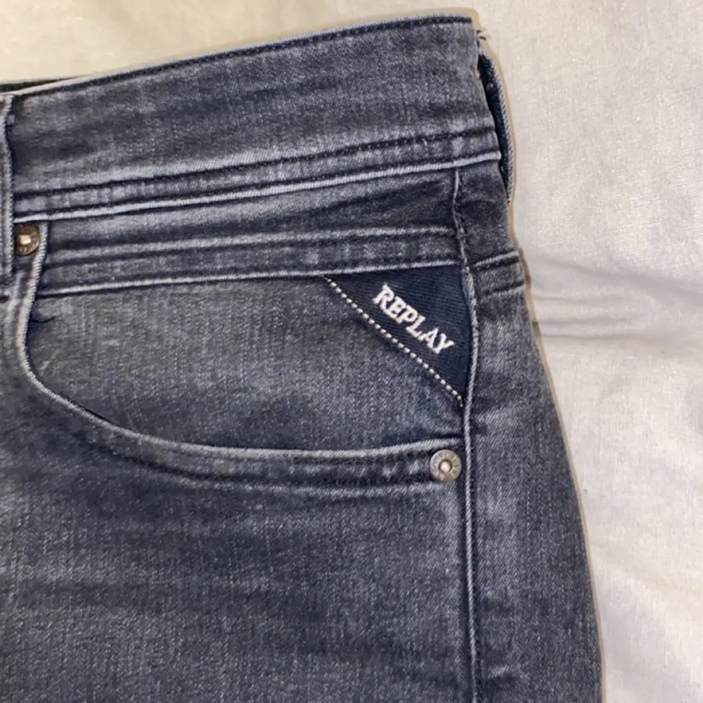 Gråsvarta replay jeans i modellen Grover, sparsamt använda. Jeans & Byxor.