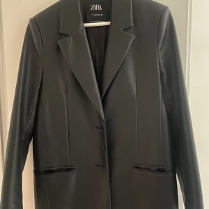 Skinn kavaj Zara  - Säljer nu min skinn kavaj från Zara, inköpt 2020 men är i perfekt skick då jag inte använt kavajen så mycket 😇 Storlek XS men är lite oversized 