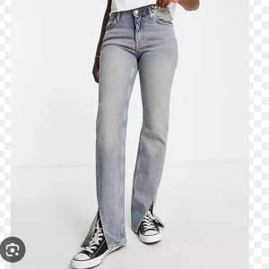 säljer dessa jeans från weekday i storlek 25. slit vid foten som lägger sig snyggt över skon. knappt använda! 💖tryck gärna köp nu!💖