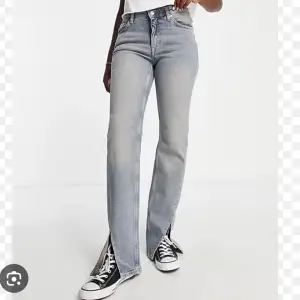 säljer dessa jeans från weekday i storlek 25. slit vid foten som lägger sig snyggt över skon. knappt använda! 💖tryck gärna köp nu!💖