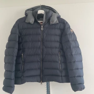 Colmar Jacka - Säljer nu min Colmar jacka. Jackan är i bra skick. Passar perfekt nu för vinter/höst. Skriv för fler bilder eller frågor!
