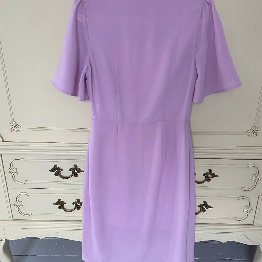 Säljer superfin lavendellila Tasha dress från ByMalina i strlk S. Den är aldrig använd då jag tyvärr gick upp i vikt efter köpet och aldrig hann använda den :( Taggen sitter kvar. Superskönt material och faller riktigt snyggt. Knälång!  Pris: 500 kr. Klänningar.