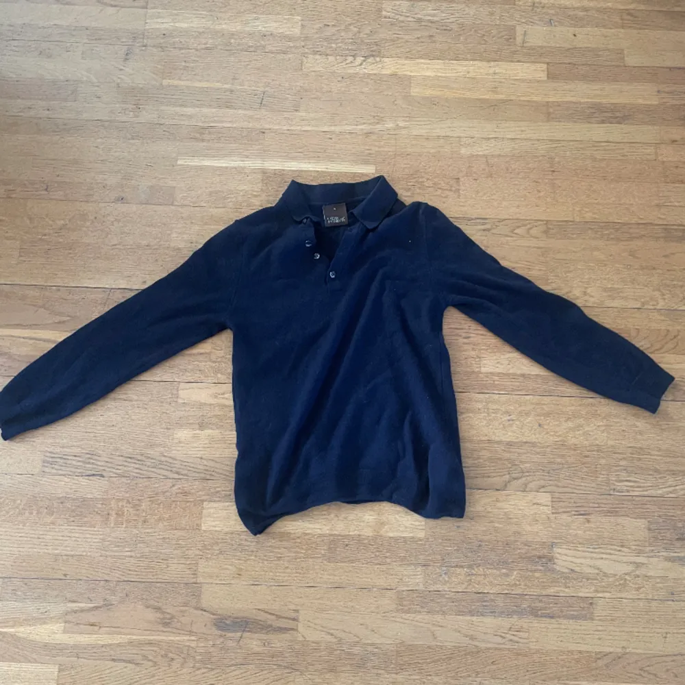  Säljer denna fina Oskar Jakobsson tröja i 100 % merino ull. Skicket är bra men tröjan sitter ganska litet typ som xs. Skriv för funderingar :-). Tröjor & Koftor.
