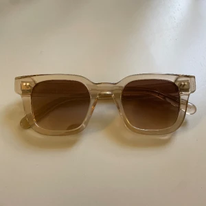 Chimi solglasögon - Ett par chimi solglasögon i färgen ecru 04! Bra skick❣️