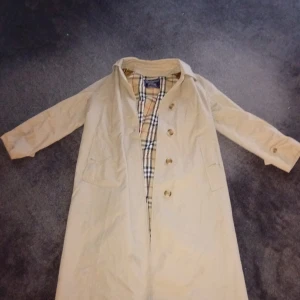 Burbery trenchcoat  - Storlek S 