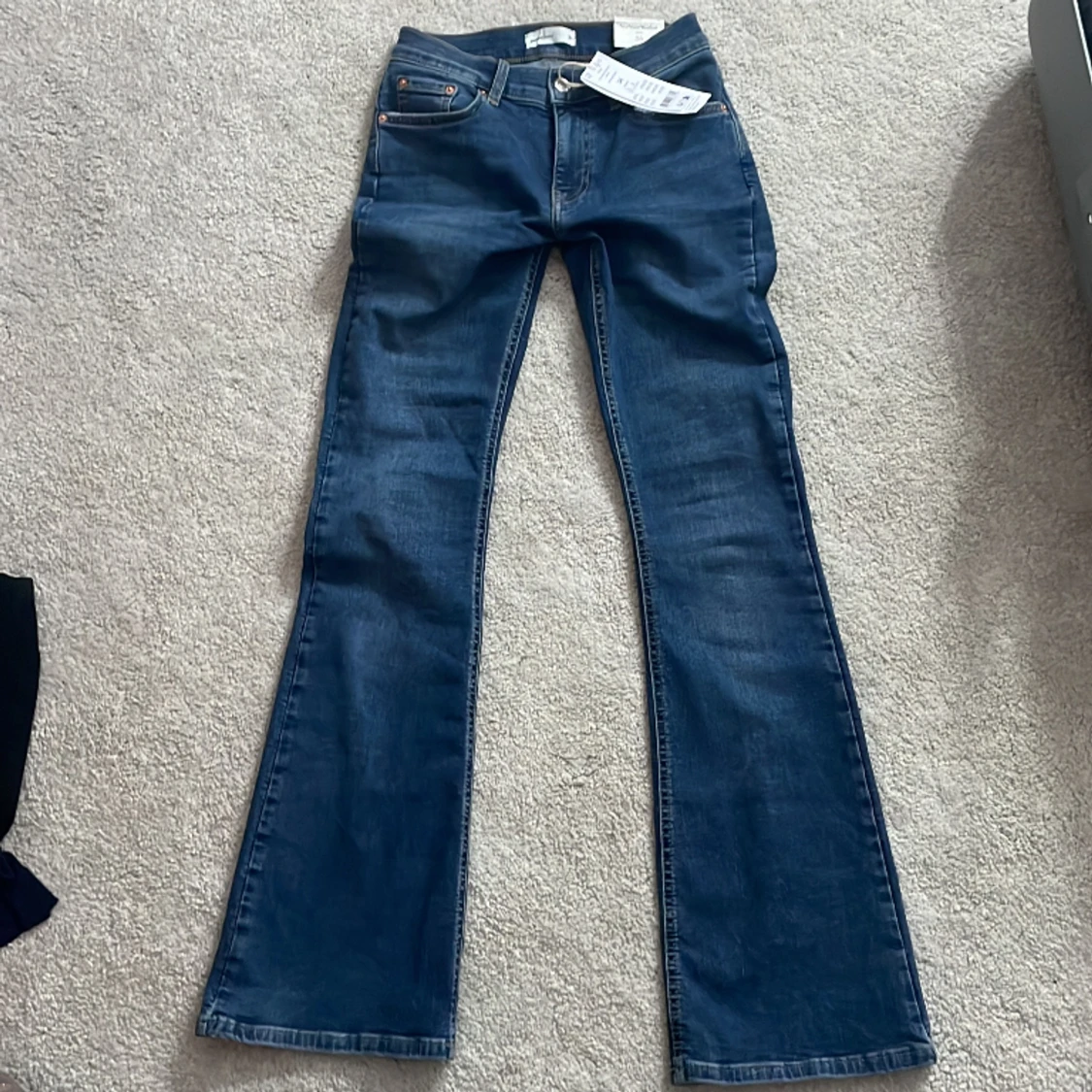 Low waist bootcut jeans helt nya med prislapp - 90