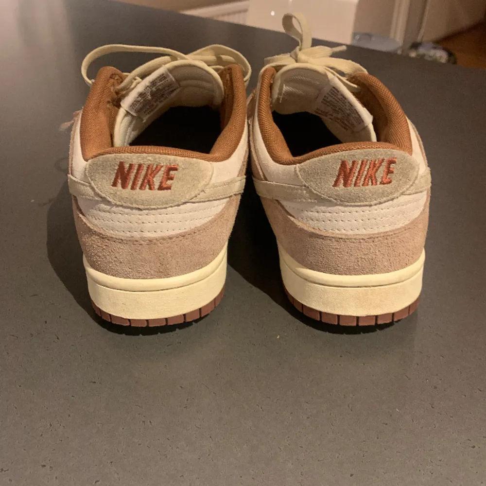 Knappt använda. Nike dunk curry storlek 45. Fler bilder vid intresse. Nypris ~ 2000. Öppen för att diskutera priset. Skosnörena har små fläckar men kan skicka med helt nyköpta vita skosnören.. Kengät.