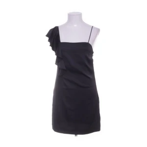 Snygg klänning  - Använd en gång!! Topp skick! Storlek S ! Från mango! Silkes/satin material med en volang Axel! Verkligen as snygg