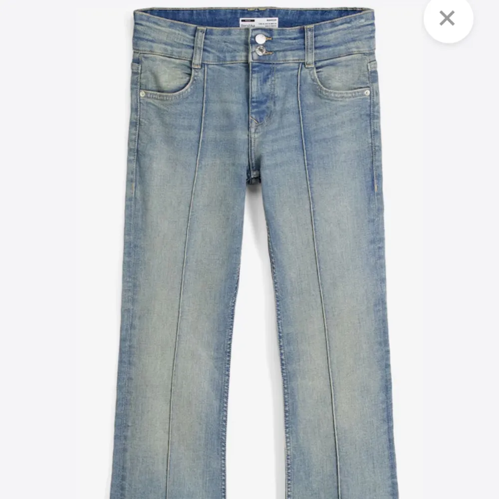 Säljer dessa ascoola jeans som, tyvärr, är förstora på mig som vanligtvis bär strlk. 36. Priset går att diskutera🫶🏽(Lånade bilder). Jeans & Byxor.
