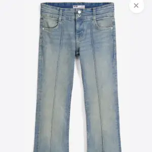 Säljer dessa ascoola jeans som, tyvärr, är förstora på mig som vanligtvis bär strlk. 36. Priset går att diskutera🫶🏽(Lånade bilder)