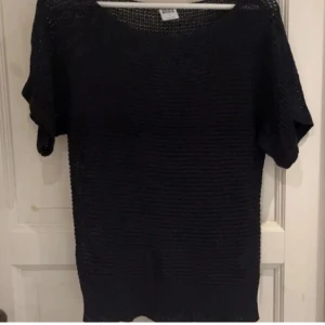 stickad T-shirt  - säljer den då den inte kommer till någon användning💕💕
