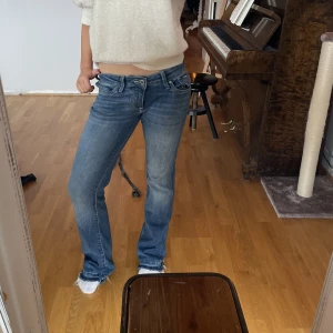 Pepe jeans - Pepe jeans  Väldigt sköna stretchiga så skulle säga att dom passar nån med 26-29 i midjestorlek Midjemått: 35cm rakt över Innerben: 78cm