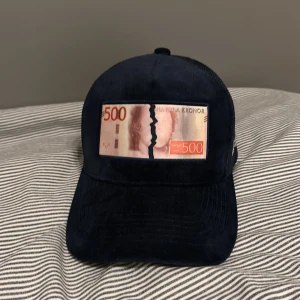 Säljer Velvet keps från All cap One - Säljer denna velvet kepsen från All cap One. Den är storlek One Size och skicket är väldigt bra där jag skulle säga är en 9/10 och knappt använd. Säljer den för tröttnade lite på den. Den är även limeted edition vilket innebär att den inte säljs igen