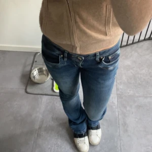 LTB JEANS - Säljer nu mina jätte fina ltb jeans. Säljer pågrund av att jag råkat dubbel beställa. Byxorna är helt som nya. Byxorna är lågmidjade och är i modellen regular. Nypris 915 ☺️