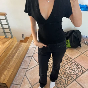 Glitter topp - Elegant och sexig glittertopp med djup urringning😜🕺🏼