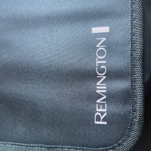 Remington varmluftsborste  - Curl & Straight Confidence roterande varmluftsborste och styler innehåller fyra olika tillbehör, som har designats för att enkelt locka och släta ut håret medan du fönar. Använd 2 gånger. Ny pris 1000kr 