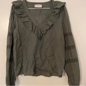 Grön blus - Säljer denna fina blusen, den sitter bra på mig som är ungefär 160. Bara att dm:a vid frågor eller funderingar!💕