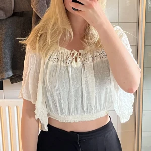 Hollisterblus  - Helt oanvänd Hollisterblus som är croppad. Så himla fin men har tyvärr inte känt att den passar till mig