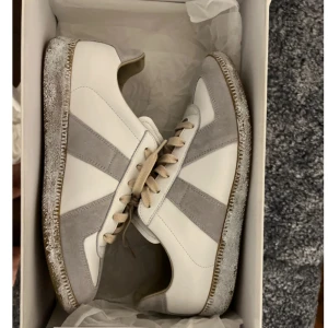 Maison margiela  - Säljer nu mina riktigt snygga helt nya maison margiela skor. Bara testade en gång. Storlek 41 men passar även 42. Skriv om du har några frågor eller funderingar👍🏻