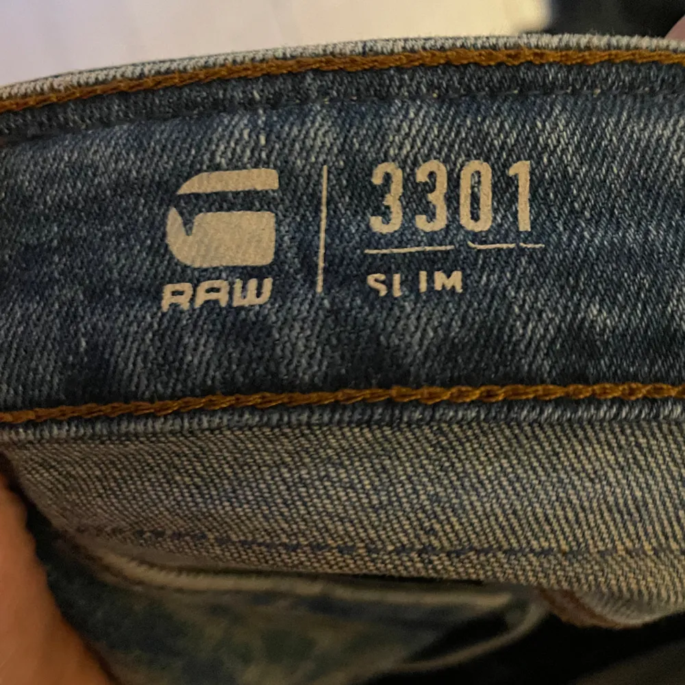 Säljer nu mina jeans från G-star raw i storlek W 30 men sitter som W32, de är i fint skick förutom en liten fläck på ena knät. Jeans & Byxor.