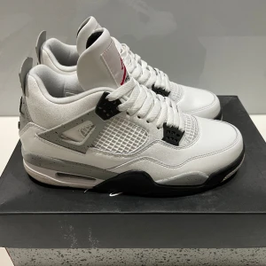 Jordan 4 - Ett par Jordan 4 white cement i storlek 41 endast andvända 1 gång