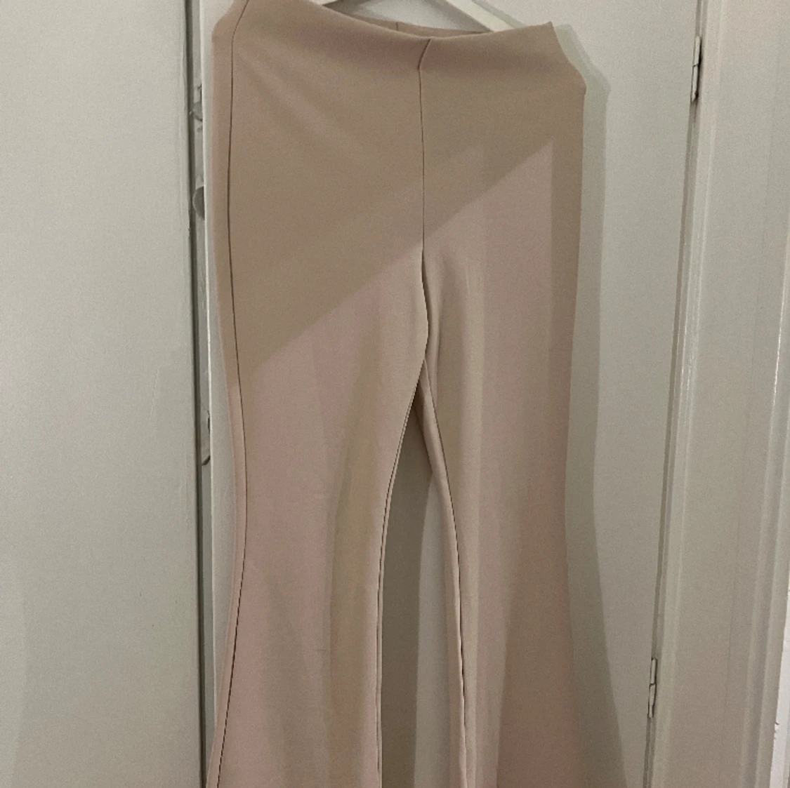 Flared beige byxor från H&M