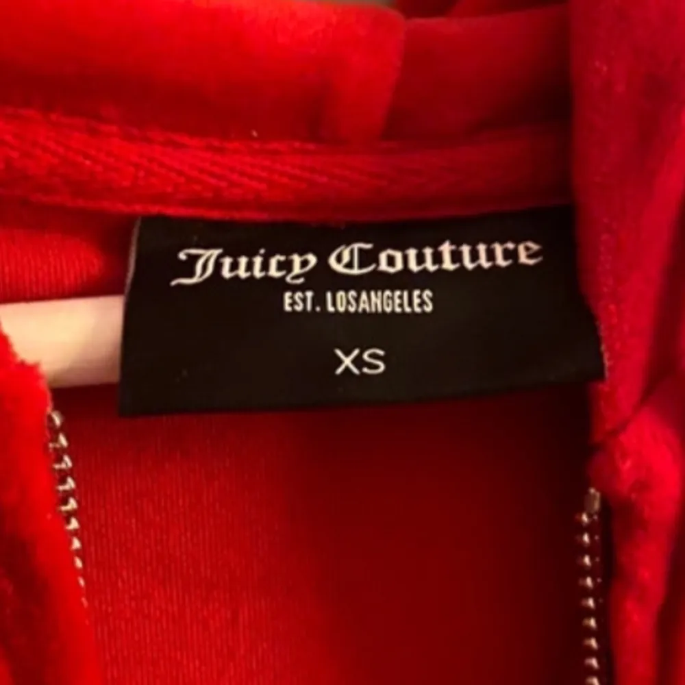 Juicy couture överdel i röd, den är sällan använd så de finns inga fel på den och den är inte urtvättad . Tröjor & Koftor.