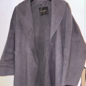 Massimo Dutti kort kappa - Fin kappa från Massimo dutti i bra skick, bandet runt midjan saknas därav priset   Inköpspris ca 2000kr