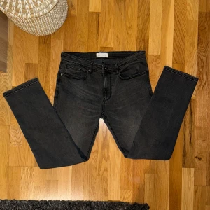 Gråa straight leg jeans - Helt oanvända jeans från Pier One. Säljs då prislappen gått av och de inte går att returnera. Nypris: 450