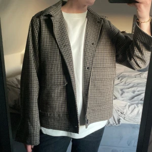 Rutig kappa  - jättefin rutig kappa från hm till våren.  i superfint skick🤍