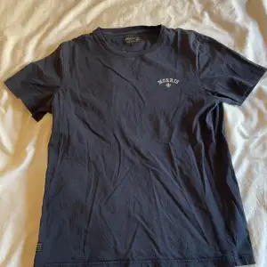 Marinblå T-shirt från Morris, 2-3 år gammal och används en del. Men i fint skick!