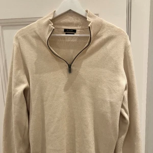 Massimo Dutti HalfZip - Säljer min skitsnygga halfzip från Massimo Dutti i storlek M. Inga defekter och perfekt till våren!🔥Nypris cirka 900kr men vårat pris är 300kr! Först till kvarn💰