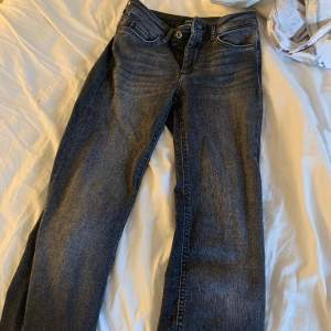 Super snygga svartgråa jeans som knappt är använda tyvärr från Only, i storlek S men passar allt från 34/38 då de är väldigt stretchiga!!
