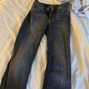 Lågmidjade svartgråa jeans - Super snygga svartgråa jeans som knappt är använda tyvärr från Only, i storlek S men passar allt från 34/38 då de är väldigt stretchiga!!