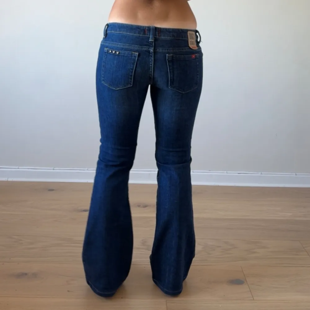 Så snygga lågmidjade vintage jeans. Midjemåttet är ca 80cm och innerbenslängden är ca 77cm. . Jeans & Byxor.