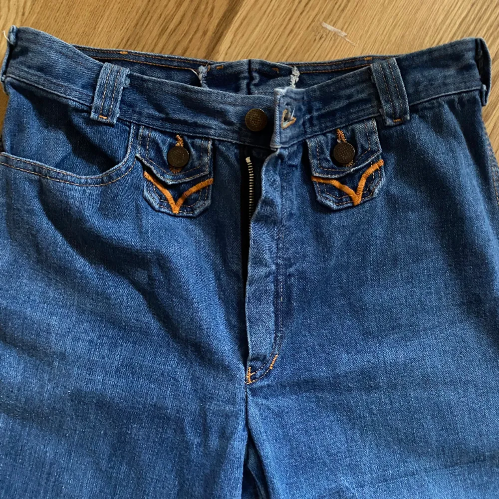 Fina vintage jeans från 70 talet. i super bra skick! Strl XS, se mått: Midja-68 cm, Stuss-95 cm, Innerbenslängd-81 cm. Kan mötas upp i centrala stockholm💞. Jeans & Byxor.