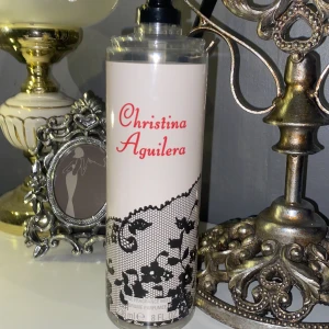 CHRISTINA AGUILERA BODYMIST/PARFYM - Väldigt soft, god doft, vår-känsla, lite vanilj med jasmine. Sprutat 3 gånger max, inte min typ av bodymist! Jag hittar inte locket till denna men doften håller sig kvar oavsett.